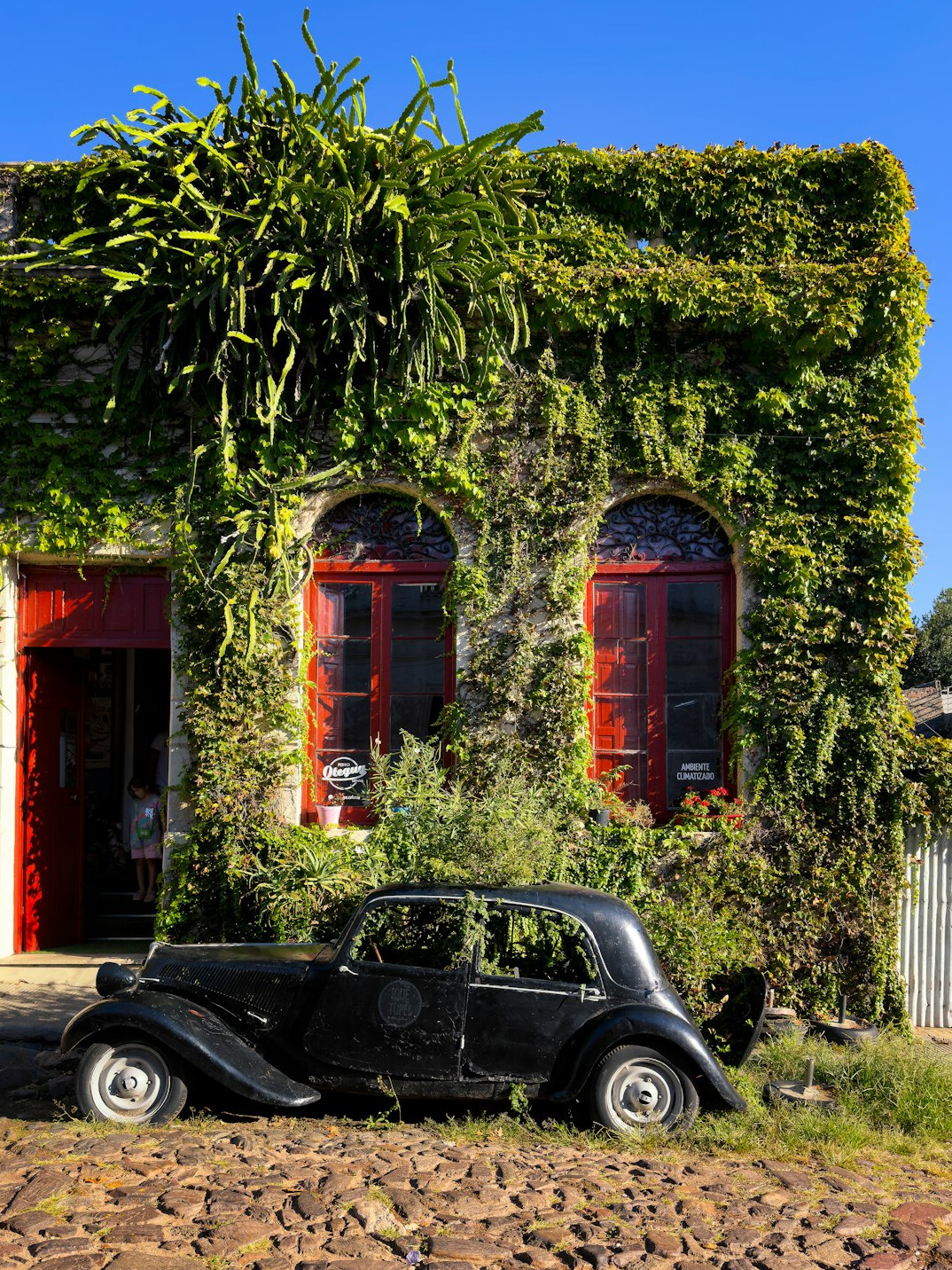 Vintage automobile parked on a cobblestone street in Colonia del Sacramento
